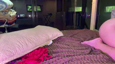 via_olala online show from November 2025 06:58:02 AM