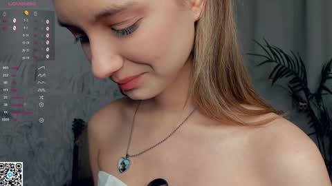 Snapshot of vibes_of_joy chatting on December 2024 11:28:01 PM Mikky online show from December 2024 11:28:01 PM