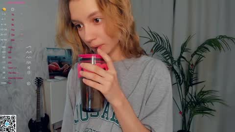 Snapshot of vibes_of_joy chatting on January 2025 08:15:02 PM Mikky online show from January 2025 08:15:02 PM