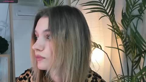 Snapshot of vibes_of_joy chatting on March 2025 11:07:01 AM Mikky online show from March 2025 11:07:01 AM