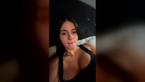 Snapshot of vickykissesof chatting on April 2026 12:52:01 AM Vicky online show from April 2026 12:52:01 AM