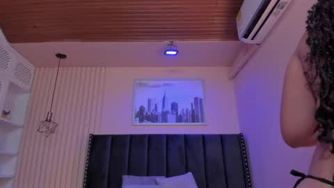 Viiolett online show from February 2025 07:30:02 PM