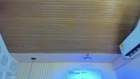 Viiolett online show from October 2025 07:43:01 PM