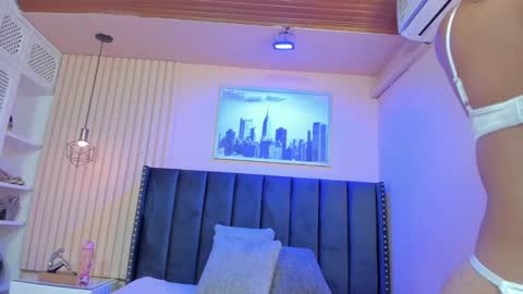 Viiolett online show from November 2025 09:57:02 PM