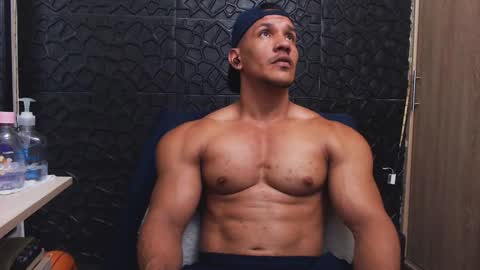 Snapshot of viktorherrera chatting on October 2025 04:00:01 PM Viktor Herrera online show from October 2025 04:00:01 PM