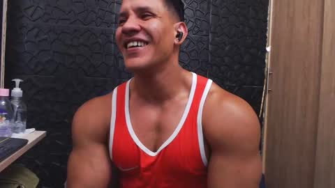 Snapshot of viktorherrera chatting on November 2025 04:07:01 PM Viktor Herrera online show from November 2025 04:07:01 PM