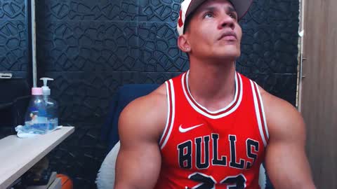 Snapshot of viktorherrera chatting on November 2025 06:17:01 PM Viktor Herrera online show from November 2025 06:17:01 PM