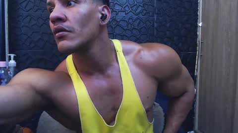 Snapshot of viktorherrera chatting on November 2025 05:12:02 PM Viktor Herrera online show from November 2025 05:12:02 PM