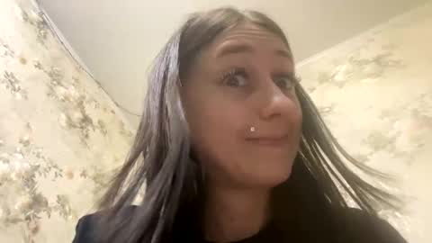 Snapshot of viktoria9898 chatting on February 2026 10:32:02 PM Sweett online show from February 2026 10:32:02 PM