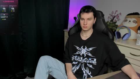 Snapshot of vincent__strong chatting on December 2025 08:18:01 AM Vincent Strong online show from December 2025 08:18:01 AM