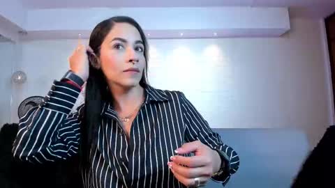 Snapshot of violeet_scott chatting on November 2025 10:37:02 AM Violett Everyday From 0530 to 1430 Col Time online show from November 2025 10:37:02 AM