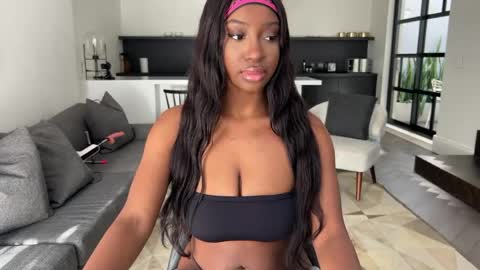 Snapshot of violet6xft chatting on May 2026 01:49:01 PM Fantasy Black Girl online show from May 2026 01:49:01 PM