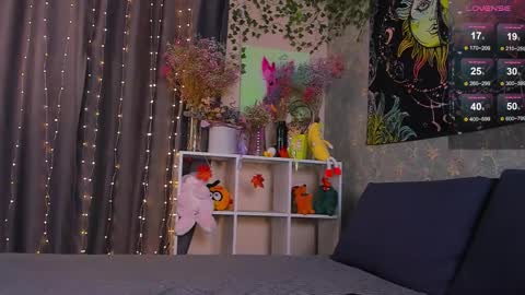 Violet online show from October 2025 04:42:01 AM