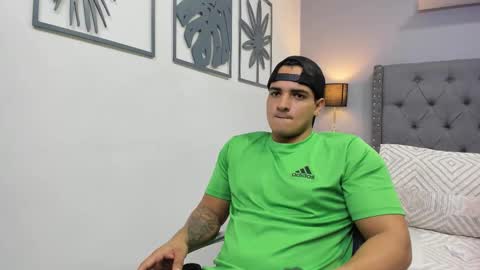 Snapshot of violeta_and_maxx chatting on December 2025 12:05:01 AM VIOLETA AND MAXX online show from December 2025 12:05:01 AM