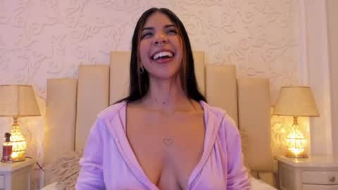 Snapshot of violetahills_ chatting on June 2026 03:57:01 PM Violeta online show from June 2026 03:57:01 PM
