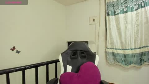 Snapshot of violetalee chatting on February 2025 01:24:01 AM Jimena online show from February 2025 01:24:01 AM