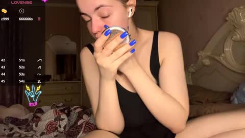 Snapshot of violetamelia chatting on April 2026 06:21:01 PM Eva online show from April 2026 06:21:01 PM