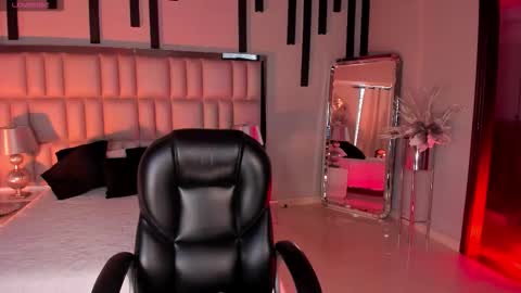 Violett  online show from November 2025 06:20:01 PM