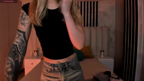 Snapshot of violetthansson chatting on June 2026 09:43:01 AM Violett online show from June 2026 09:43:01 AM