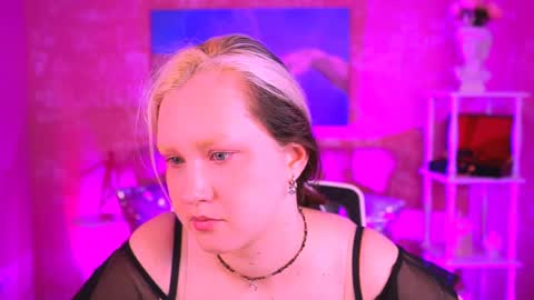 Snapshot of violettwoods chatting on June 2026 06:14:01 AM Violett online show from June 2026 06:14:01 AM