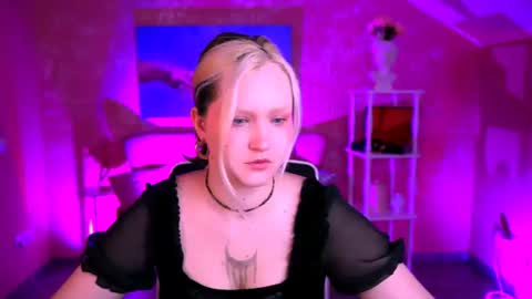 Snapshot of violettwoods chatting on June 2026 06:15:02 AM Violett online show from June 2026 06:15:02 AM