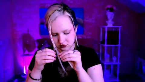 Snapshot of violettwoods chatting on June 2026 10:37:02 AM Violett online show from June 2026 10:37:02 AM