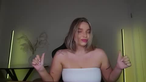 Snapshot of viollasinzz chatting on October 2025 09:26:02 AM Violla online show from October 2025 09:26:02 AM