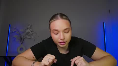 Snapshot of viollasinzz chatting on November 2025 12:48:01 PM Violla online show from November 2025 12:48:01 PM