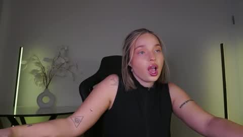 Snapshot of viollasinzz chatting on November 2025 09:32:02 AM Violla online show from November 2025 09:32:02 AM