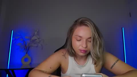 Snapshot of viollasinzz chatting on November 2025 11:19:01 AM Violla online show from November 2025 11:19:01 AM