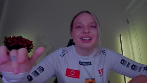 Snapshot of viollasinzz chatting on November 2025 04:39:02 AM Violla online show from November 2025 04:39:02 AM