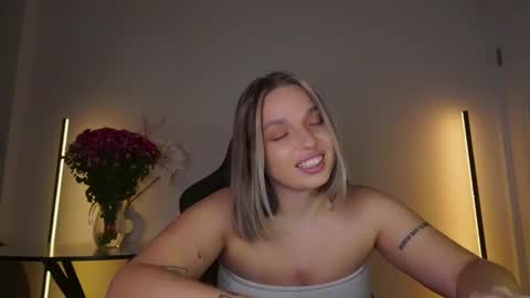 Snapshot of viollasinzz chatting on November 2025 04:45:02 AM Violla online show from November 2025 04:45:02 AM