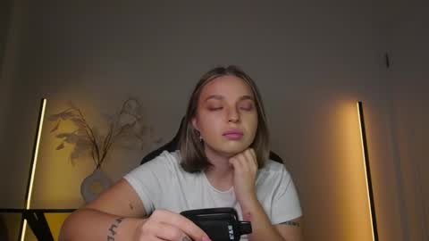 Snapshot of viollasinzz chatting on November 2025 07:07:01 AM Violla online show from November 2025 07:07:01 AM