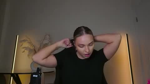 Snapshot of viollasinzz chatting on November 2025 05:40:02 AM Violla online show from November 2025 05:40:02 AM