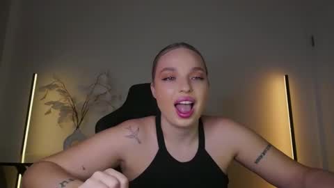 Snapshot of viollasinzz chatting on November 2025 06:14:02 AM Violla online show from November 2025 06:14:02 AM