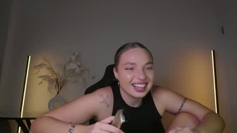 Snapshot of viollasinzz chatting on November 2025 08:06:02 AM Violla online show from November 2025 08:06:02 AM