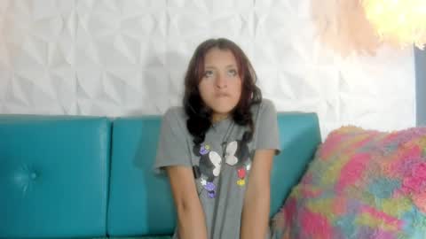 viollet_saens online show from May 2026 07:52:02 PM