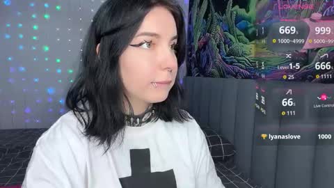 Snapshot of vivi__squirrel chatting on December 2025 09:30:01 PM Vivi online show from December 2025 09:30:01 PM