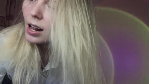 Snapshot of vivian_alison chatting on December 2025 07:00:01 PM vivian_alison online show from December 2025 07:00:01 PM