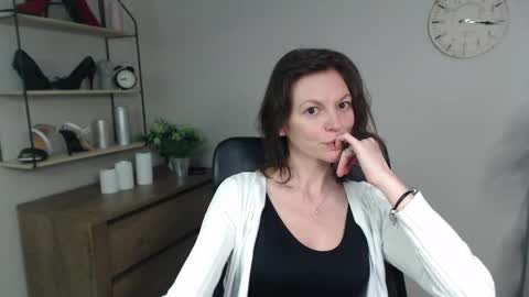 Vivian online show from February 2025 06:52:02 PM