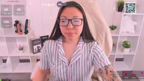 Snapshot of vivien_montclair chatting on April 2026 02:27:02 AM Vivien online show from April 2026 02:27:02 AM