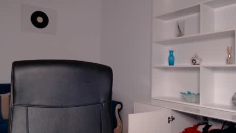 Vivienne online show from February 2025 04:10:01 PM