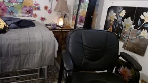 Snapshot of vixenfyre chatting on December 2024 06:33:01 PM Vixen Fyre online show from December 2024 06:33:01 PM