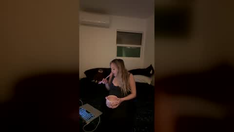 Snapshot of vonbombon chatting on December 2025 02:05:01 AM vonbombon online show from December 2025 02:05:01 AM