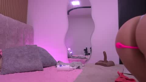 Snapshot of vvioleta_ chatting on April 2026 03:02:01 AM Violeta online show from April 2026 03:02:01 AM