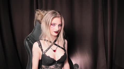 Snapshot of waterfallwoods chatting on December 2024 08:08:02 AM waterfallwoods online show from December 2024 08:08:02 AM