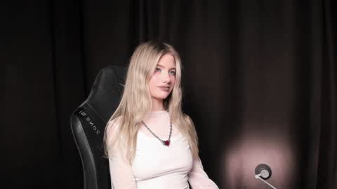 Snapshot of waterfallwoods chatting on December 2024 05:07:02 PM waterfallwoods online show from December 2024 05:07:02 PM