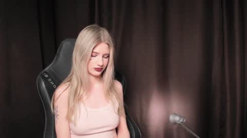 Snapshot of waterfallwoods chatting on January 2025 06:03:02 AM waterfallwoods online show from January 2025 06:03:02 AM