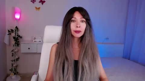 Wendi Foster online show from November 2025 06:07:01 PM