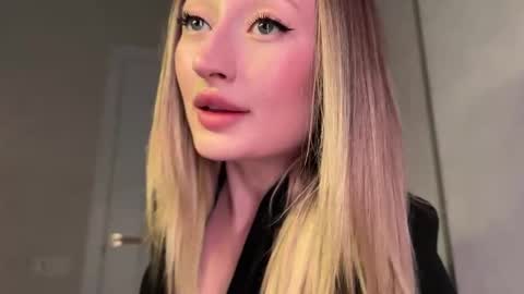 Snapshot of wendy_amber chatting on September 2025 05:13:02 PM Daisy online show from September 2025 05:13:02 PM